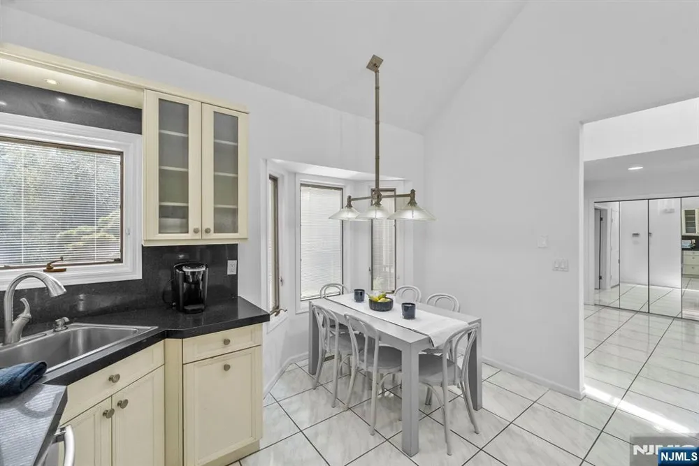 239 Westervelt Lane Mahwah, NJ 07430