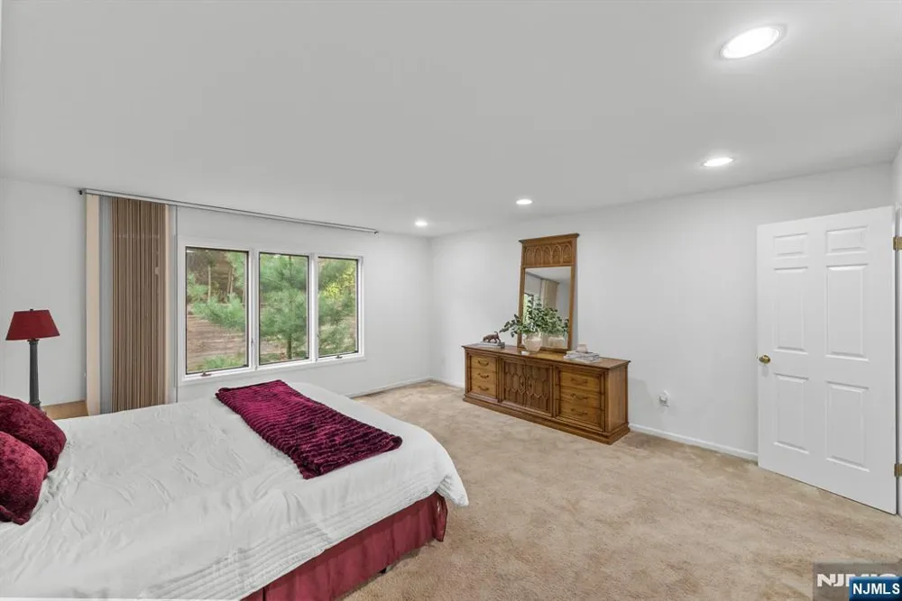 239 Westervelt Lane Mahwah, NJ 07430