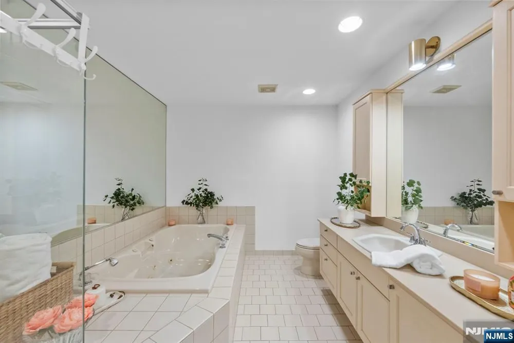 239 Westervelt Lane Mahwah, NJ 07430