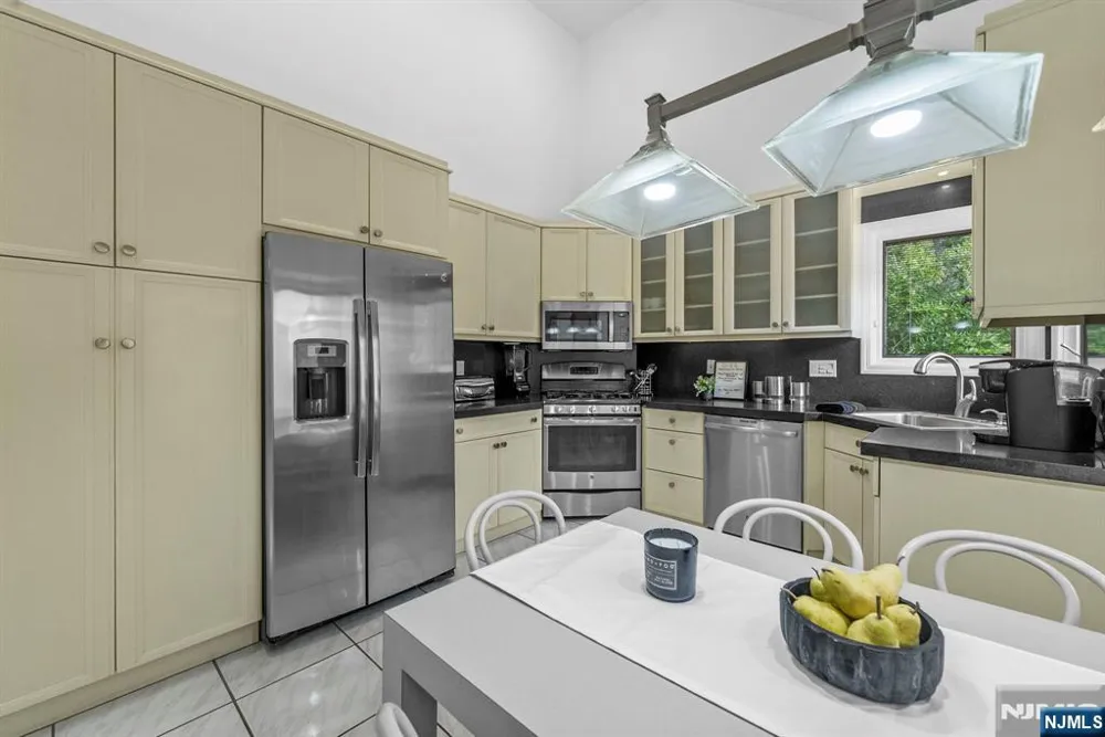 239 Westervelt Lane Mahwah, NJ 07430
