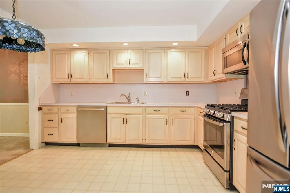 281 E Vista View Drive Mahwah, NJ 07430