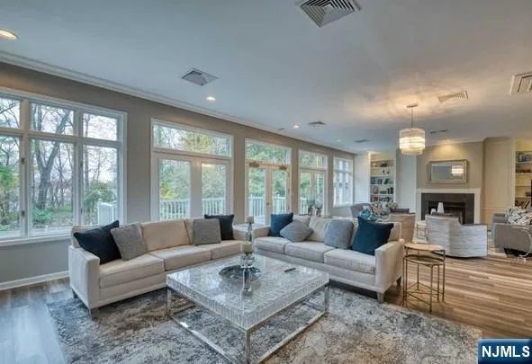 19 Lakeview Drive Old Tappan, NJ 07675