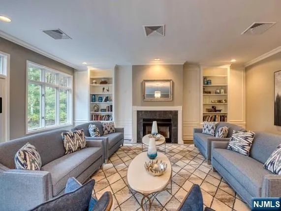 19 Lakeview Drive Old Tappan, NJ 07675
