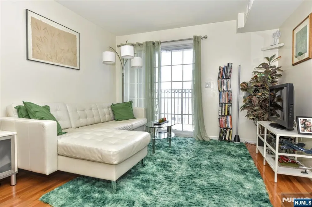 318 54th Street 4L West New York, NJ 07093