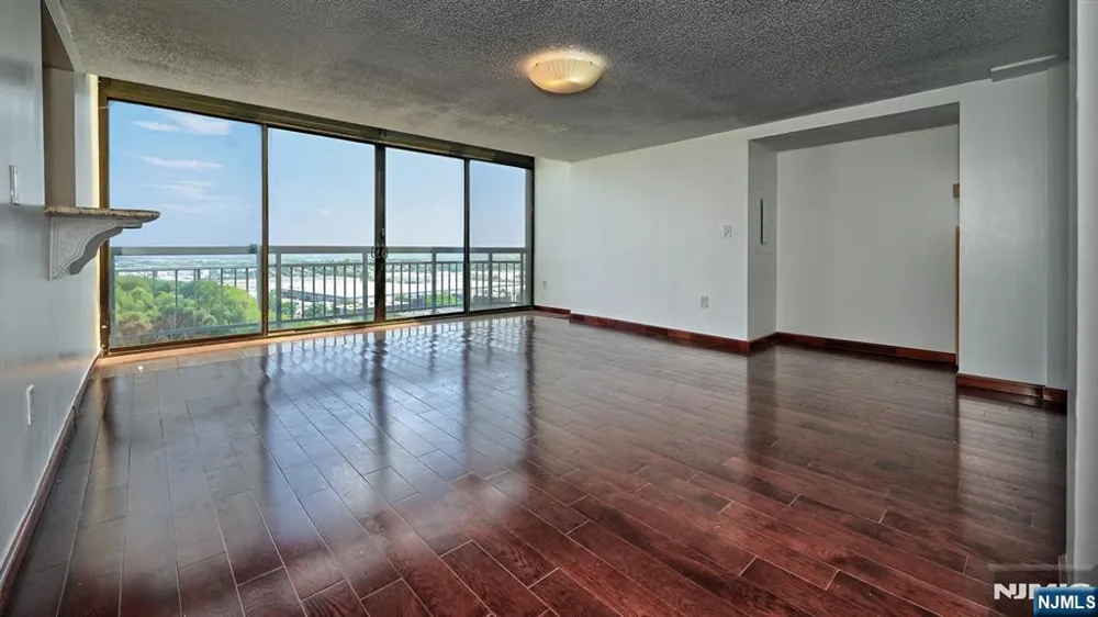 2140 Harmon Cove Tower 2140 Secaucus, NJ 07094