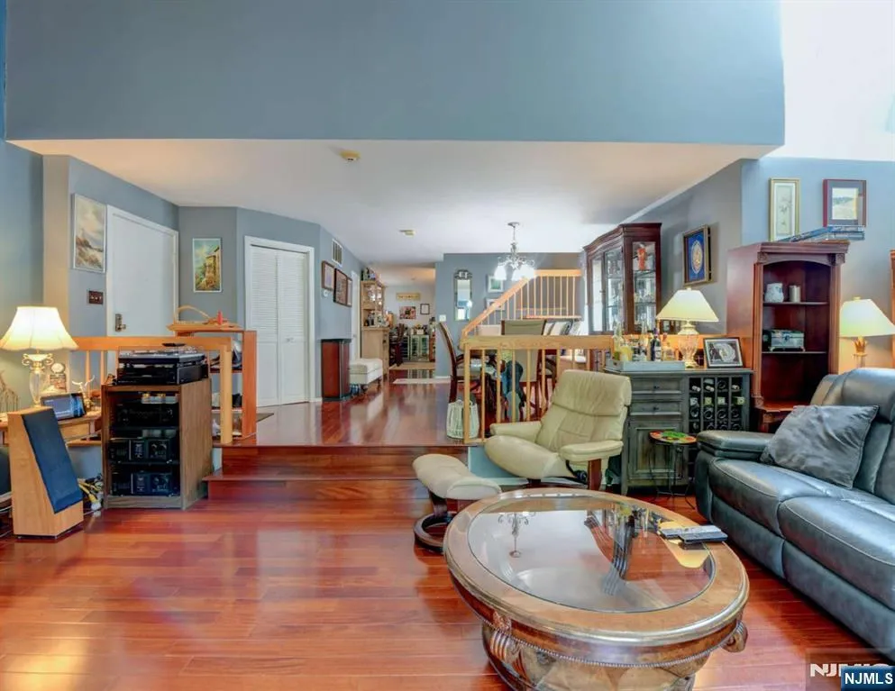 590 Sanderling Court 590 Secaucus, NJ 07094