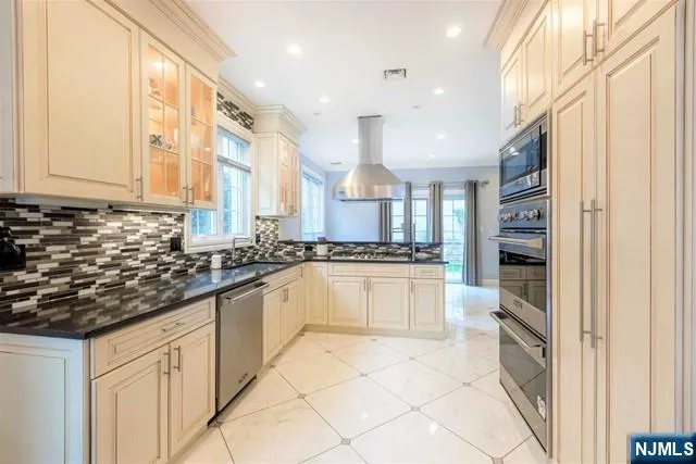48 Myrtle Avenue Edgewater, NJ 07020