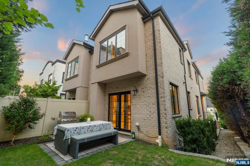 48 Myrtle Avenue Edgewater, NJ 07020