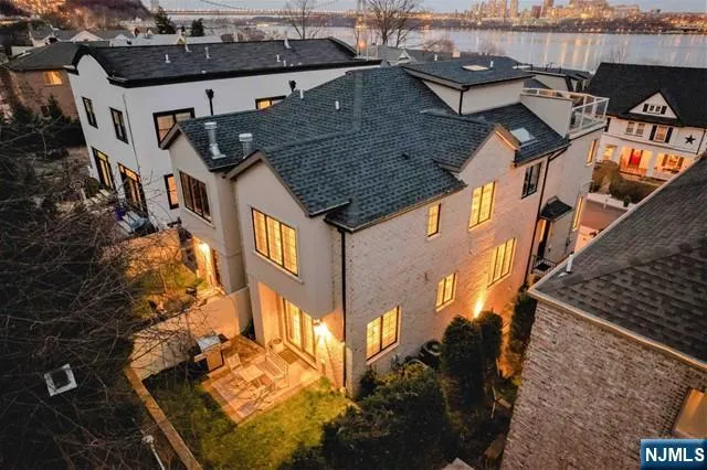 48 Myrtle Avenue Edgewater, NJ 07020