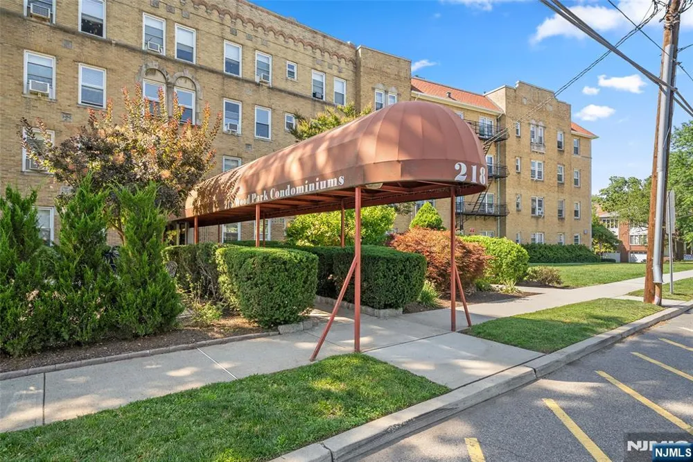 218 Broad Avenue 3C Leonia, NJ 07605