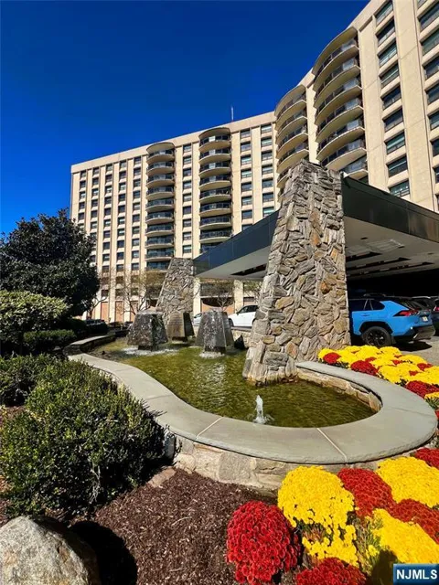 2 Claridge Drive APT 11JE