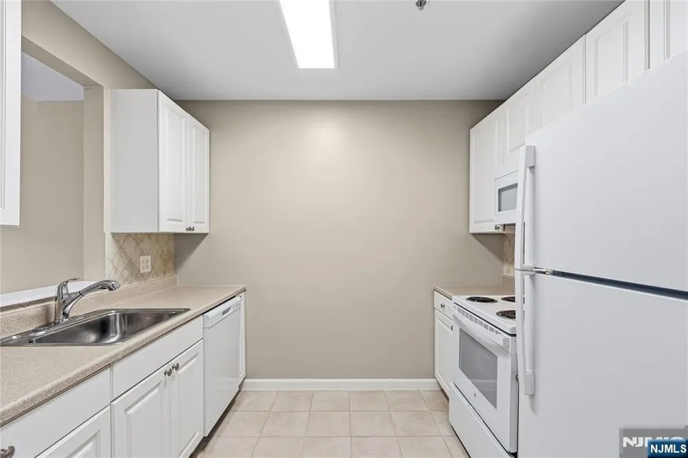 905 River Road 312 Edgewater, NJ 07020