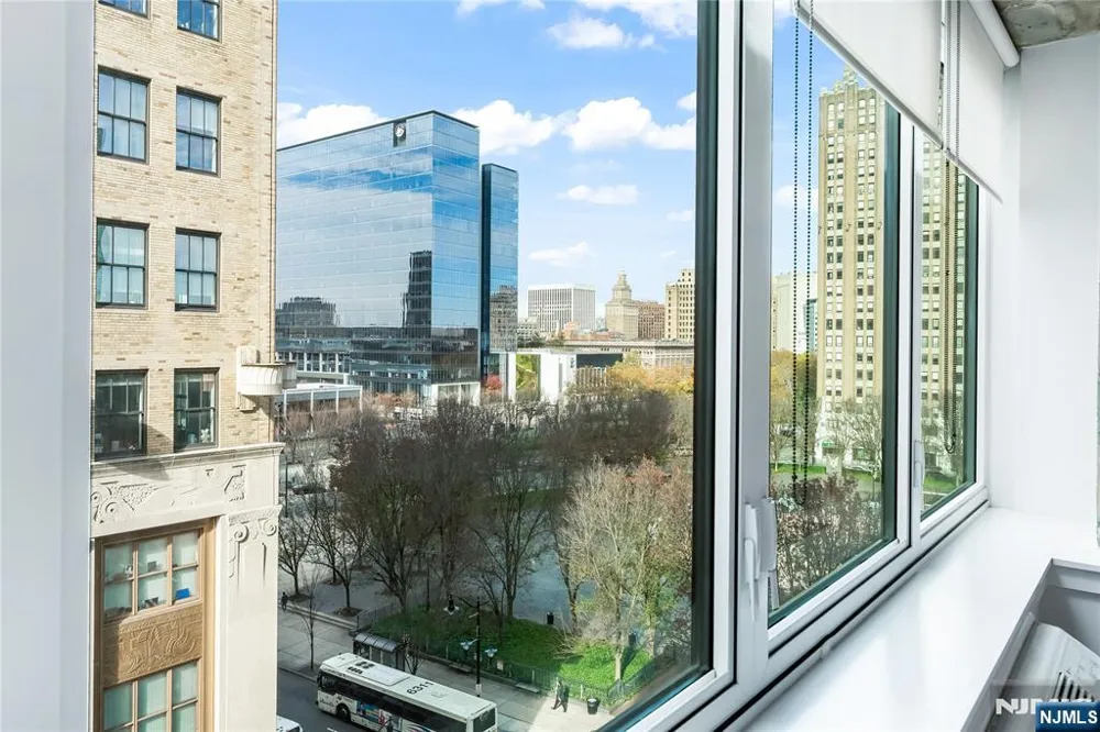 10 Commerce Court 8E Newark, NJ 07102