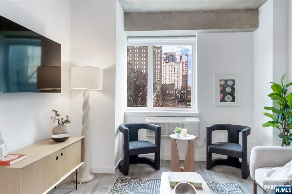 10 Commerce Court 10A Newark, NJ 07102