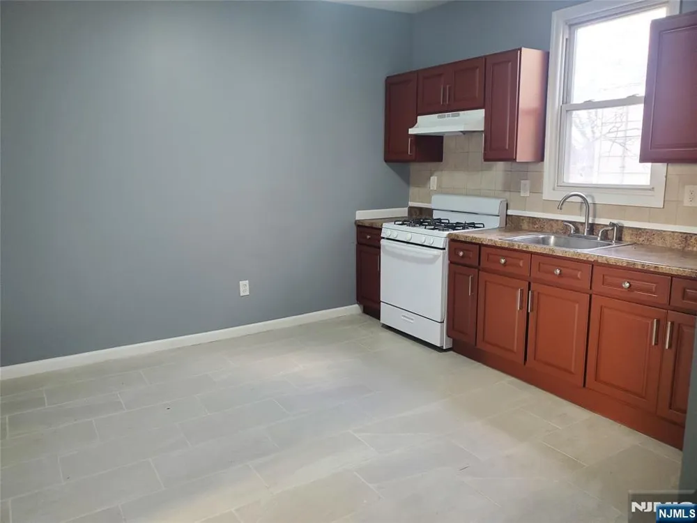 64 Schuyler Avenue 2 Newark, NJ 07112