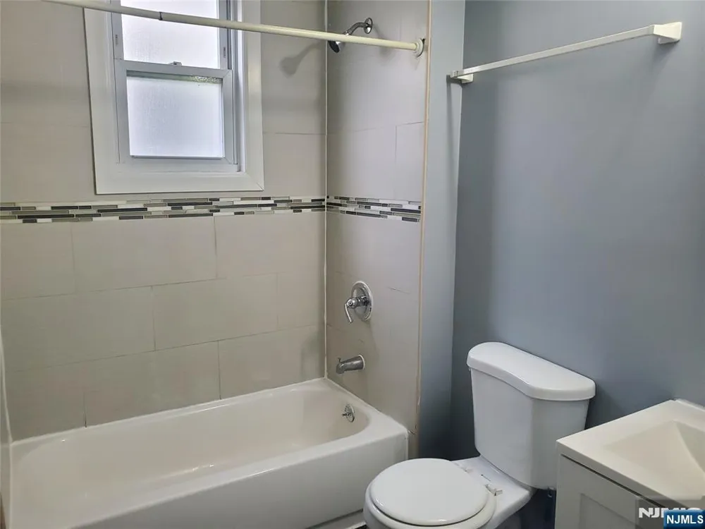64 Schuyler Avenue 2 Newark, NJ 07112