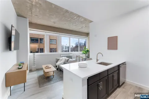 10 Commerce Court 12G