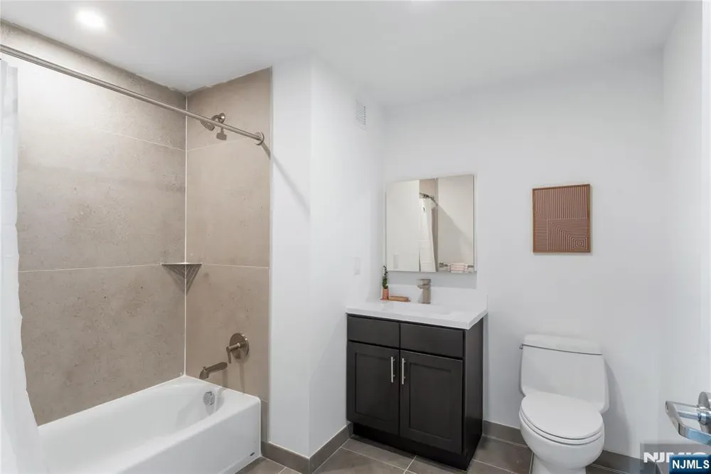 10 Commerce Court 12G Newark, NJ 07102