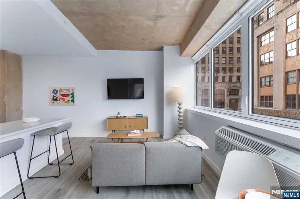 10 Commerce Court 12G Newark, NJ 07102