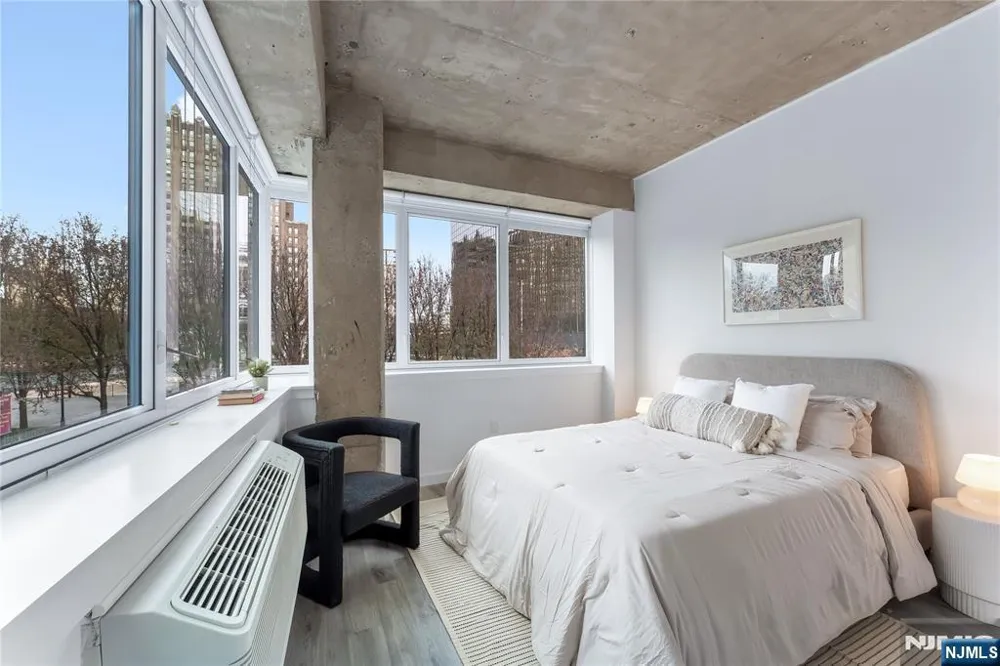 10 Commerce Court 12G Newark, NJ 07102