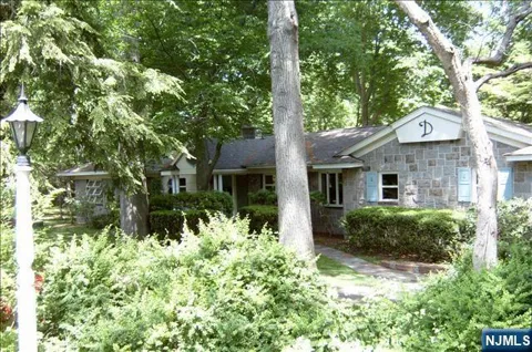 711 W SADDLE RIVER Road