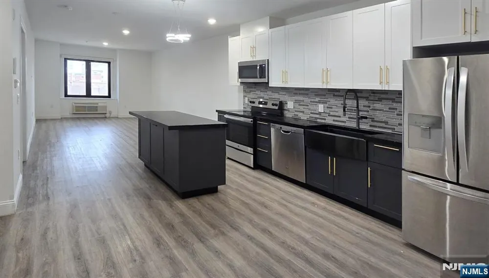 211 Baldwin Avenue 403 Jersey City, NJ 07306