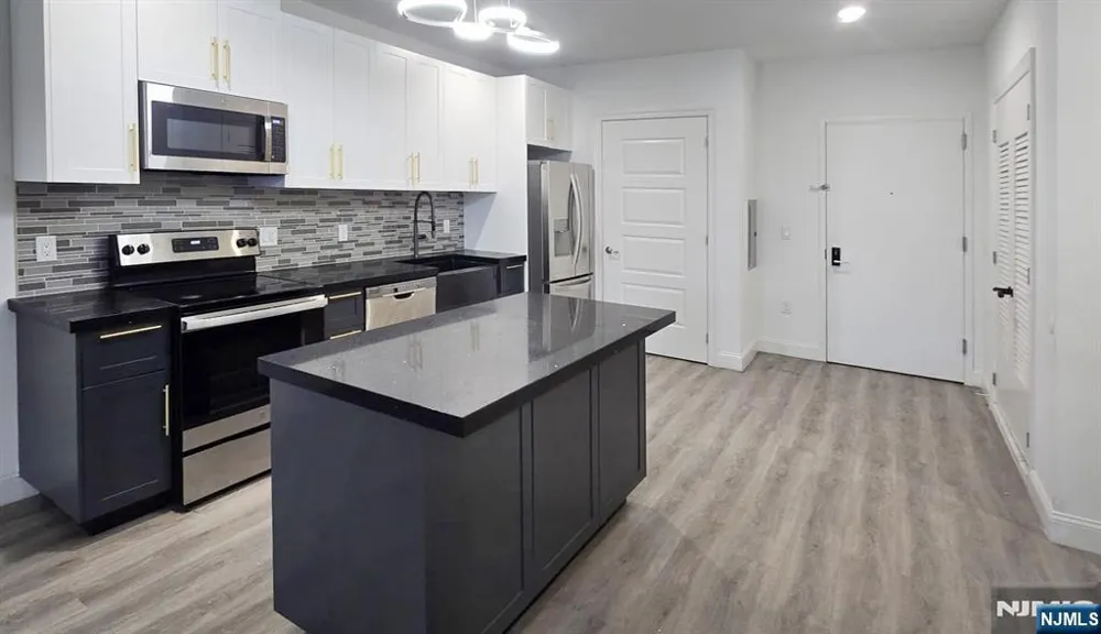 211 Baldwin Avenue 403 Jersey City, NJ 07306