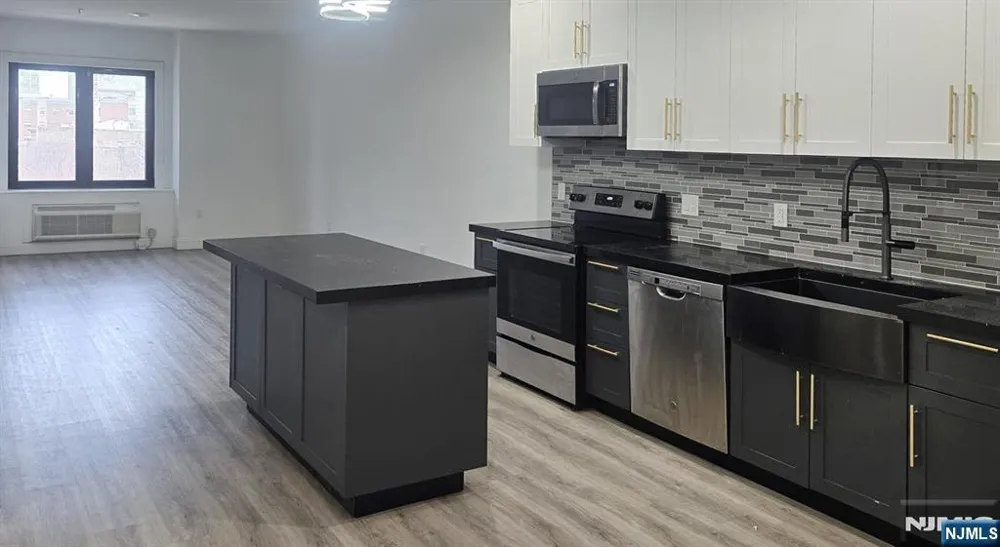 211 Baldwin Avenue 403 Jersey City, NJ 07306
