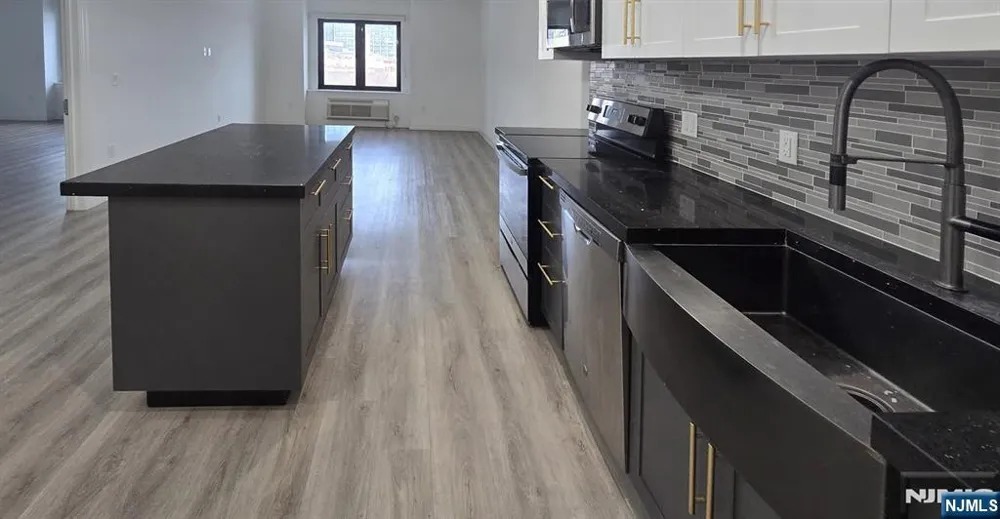 211 Baldwin Avenue 403 Jersey City, NJ 07306