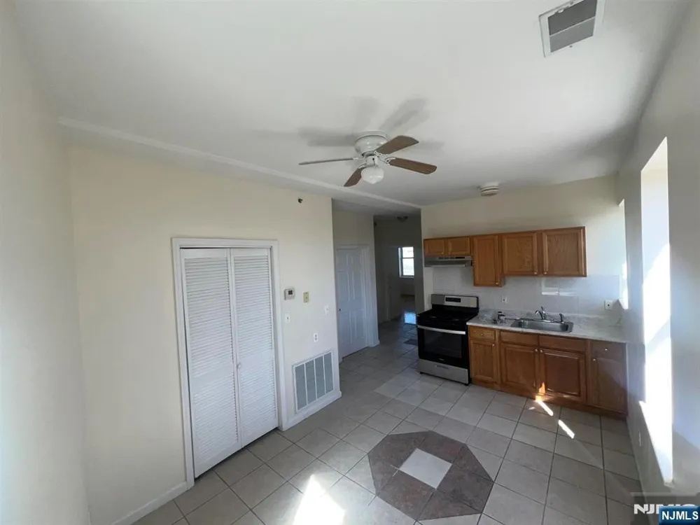 250 South Orange Avenue 3 Newark, NJ 07103