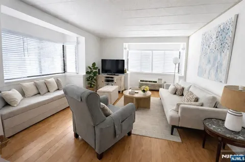 5 LINDEN Street 2E