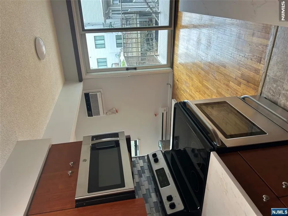 148 Undercliff Avenue 4 Edgewater, NJ 07020