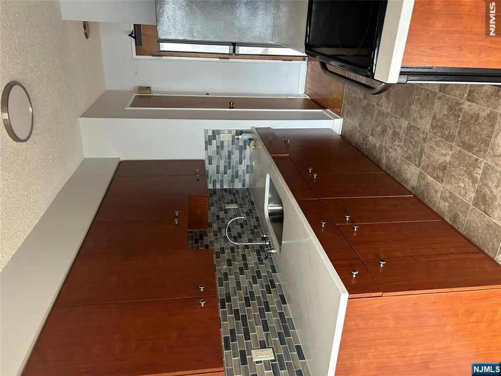 148 Undercliff Avenue 4 Edgewater, NJ 07020