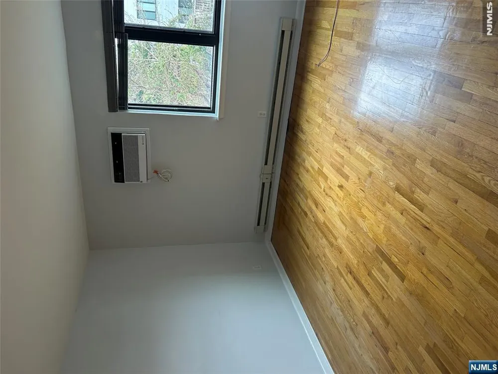 148 Undercliff Avenue 4 Edgewater, NJ 07020