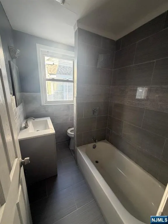 73 Arsdale 2 East Orange, NJ 07018