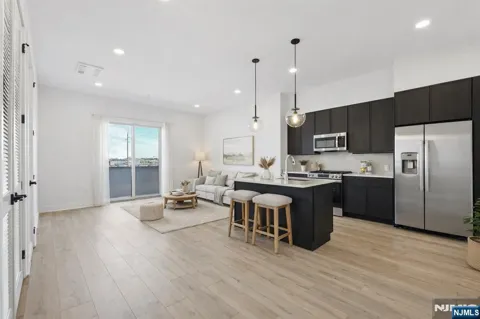 487 Market 203