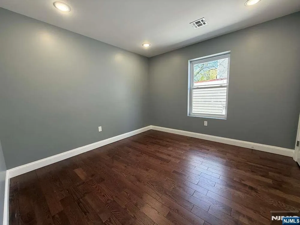 225 9th Street Newark, NJ 07103