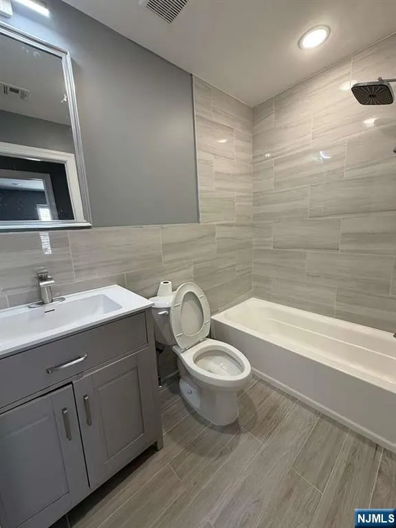 225 9th Street Newark, NJ 07103