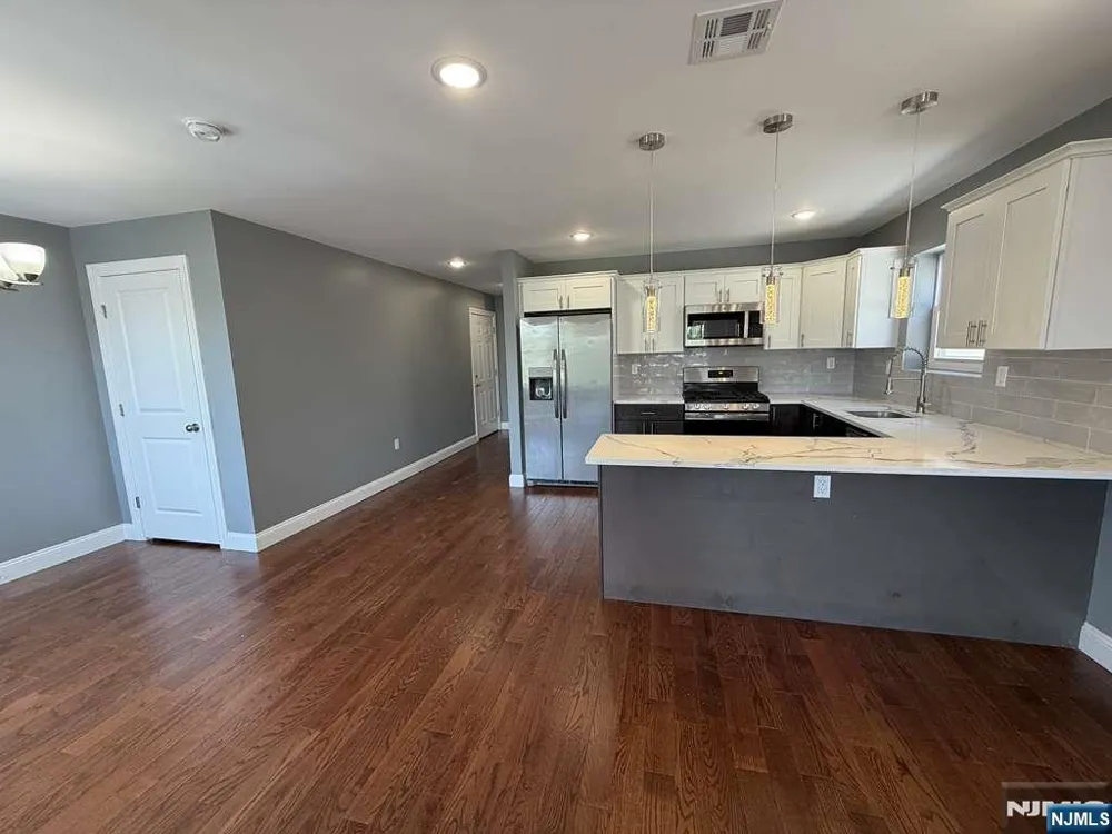 225 9th Street Newark, NJ 07103