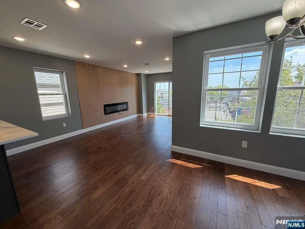 225 9th Street Newark, NJ 07103