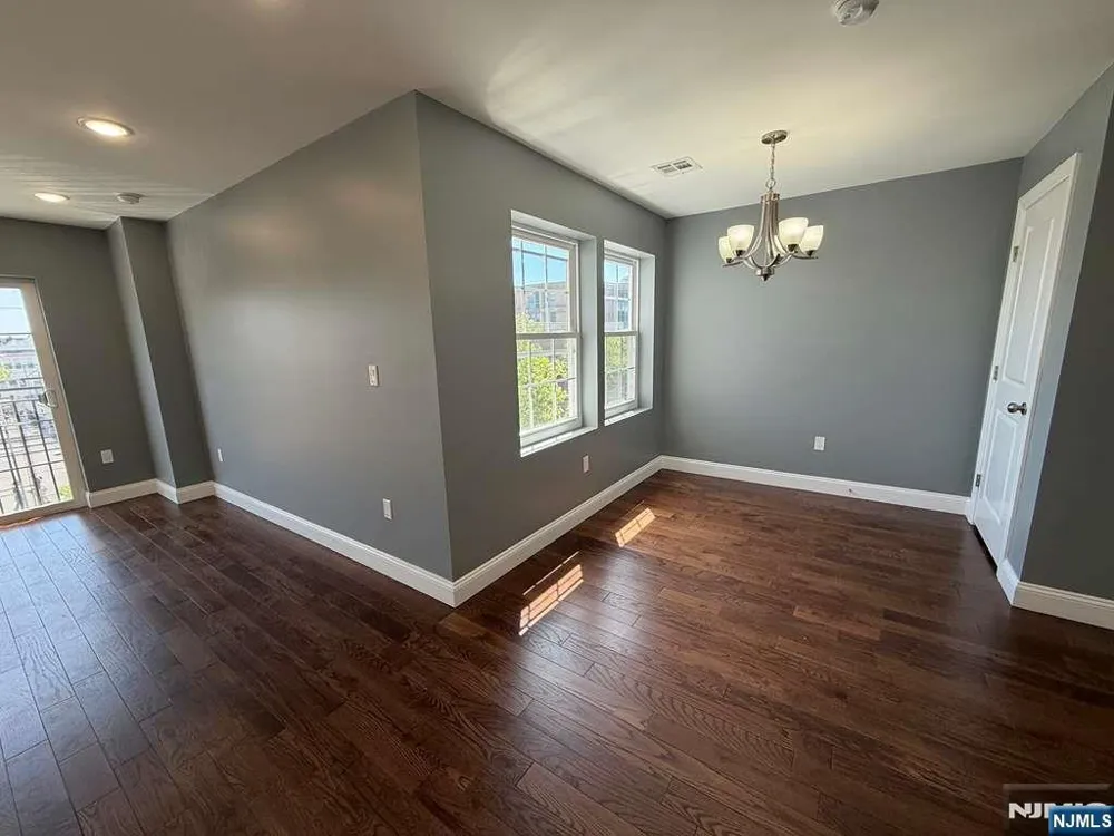 225 9th Street Newark, NJ 07103