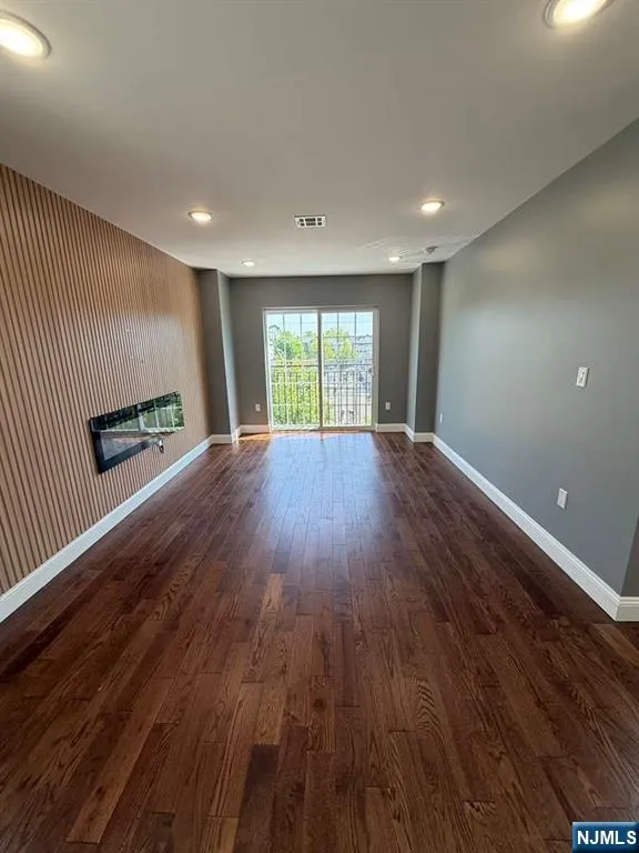 225 9th Street Newark, NJ 07103