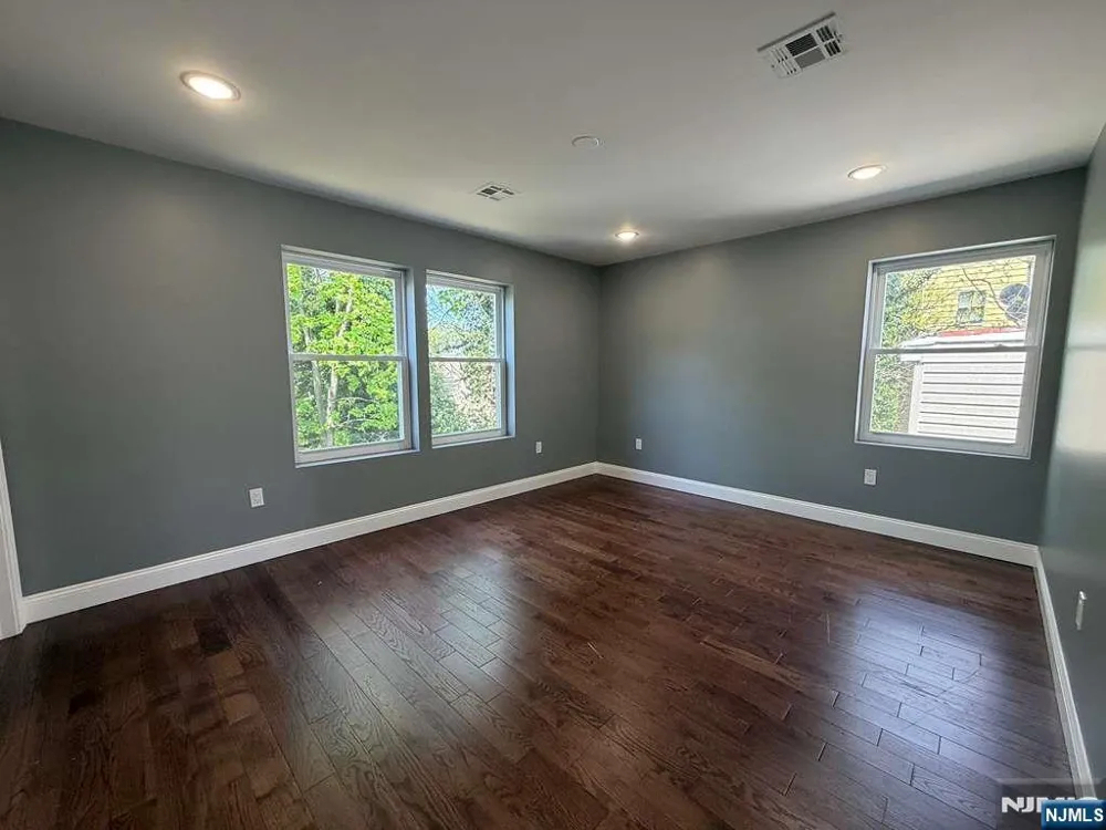 225 9th Street Newark, NJ 07103