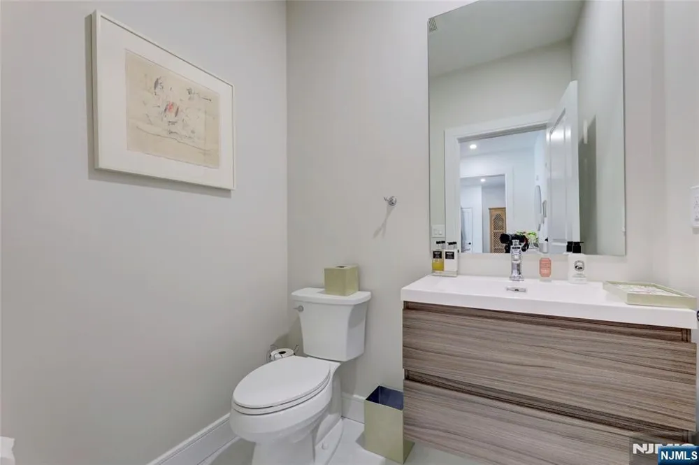 63 Sunset Lane Tenafly, NJ 07670
