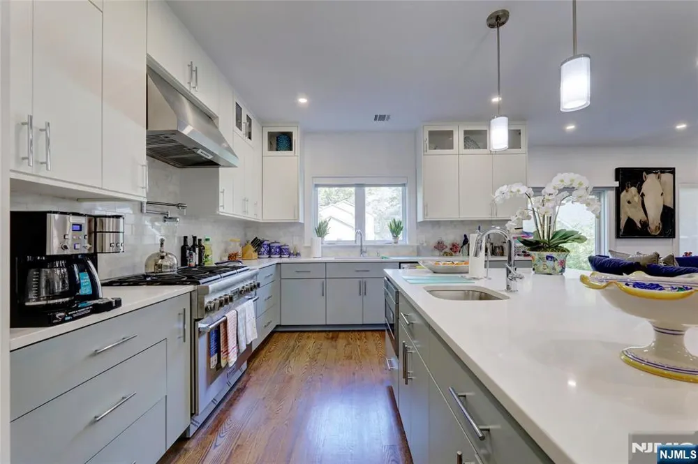63 Sunset Lane Tenafly, NJ 07670