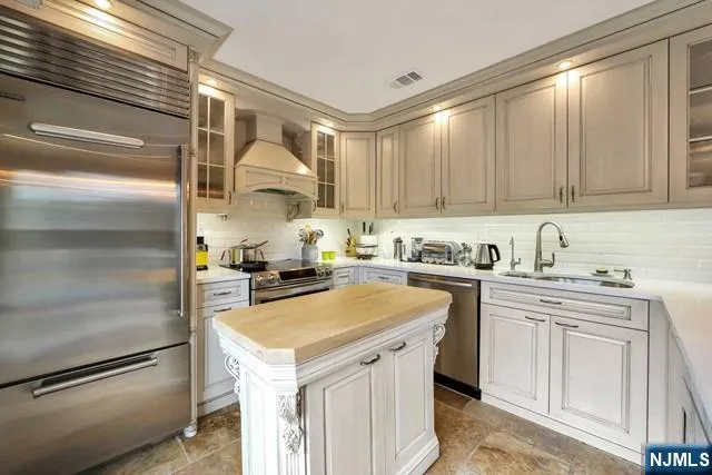 549 Windsor Drive 549 Palisades Park, NJ 07650