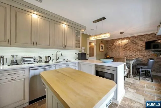 549 Windsor Drive 549 Palisades Park, NJ 07650