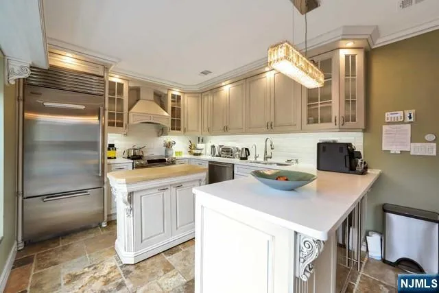 549 Windsor Drive 549 Palisades Park, NJ 07650