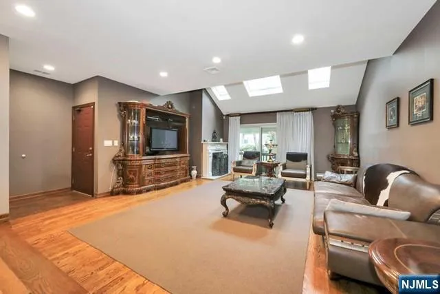 549 Windsor Drive 549 Palisades Park, NJ 07650