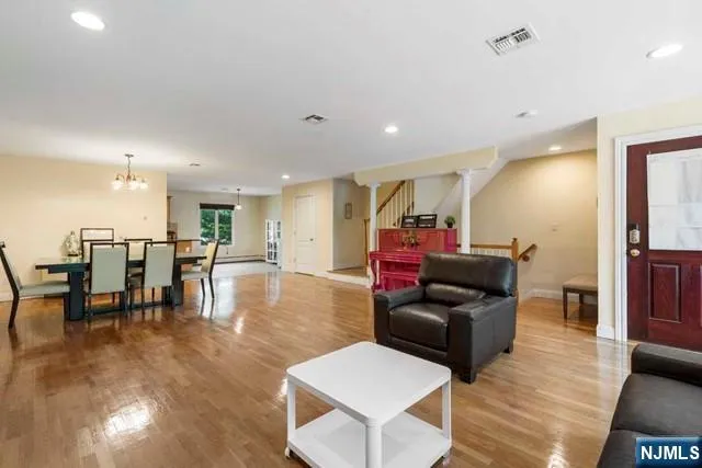 17 Skymark Court Upper Saddle River, NJ 07458